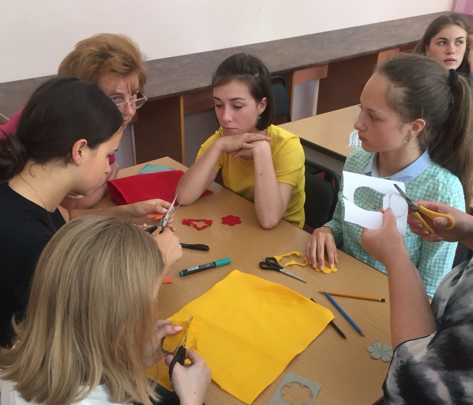 Під час виготовлення прикрас з фетру 